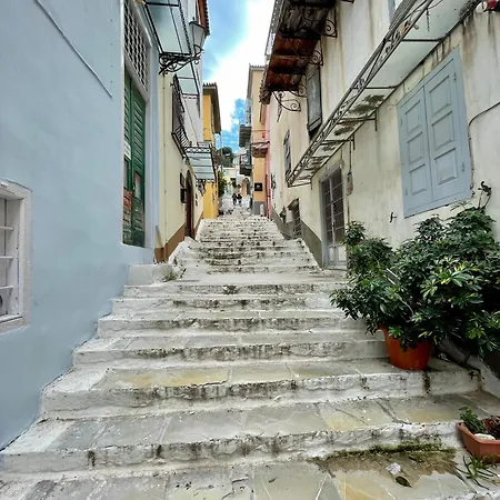 Cozy Castle View * 纳夫普利翁